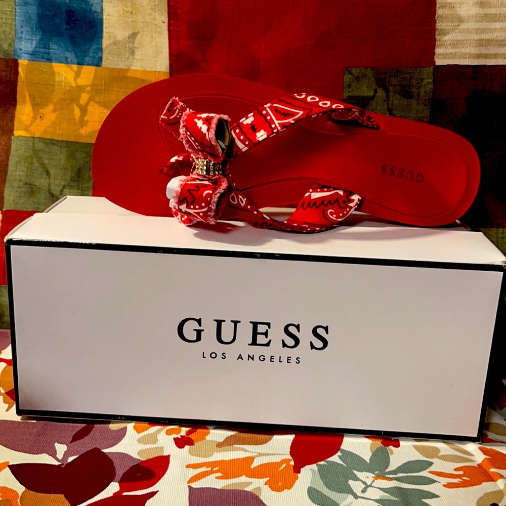 Casual and cute, Guess Tuta sandals Whit bow.